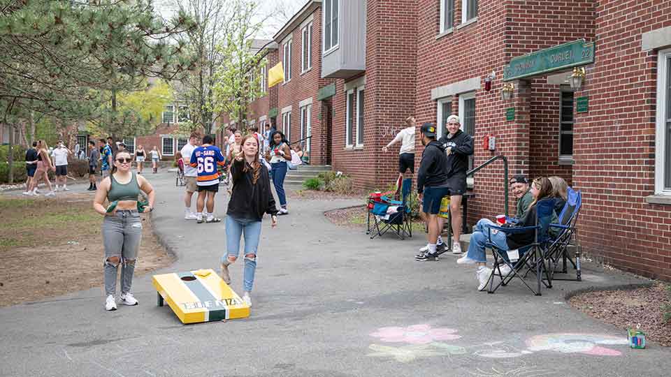 Townhouses Cornhole